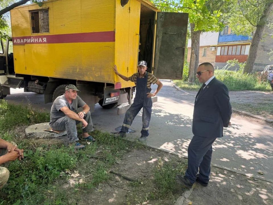 Андрей Крамар проверил ход устранения порывов воды в Куйбышевском районе Донецка Андрей Крамар проверил ход устранения порывов воды в Куйбышевском районе Донецка