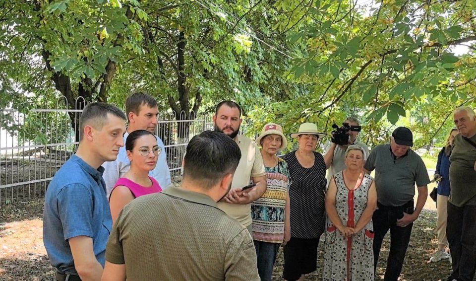 Министр транспорта Александр Бондаренко проинспектировал проведение ремонта ул. Днестровской на хуторе Широкий в Ленинском районе Донецка Министр транспорта Александр Бондаренко проинспектировал проведение ремонта ул. Днестровской на хуторе Широкий в Ленинском районе Донецка