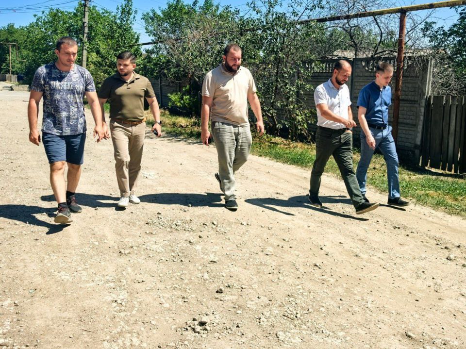Министр транспорта Александр Бондаренко проинспектировал проведение ремонта ул. Днестровской на хуторе Широкий в Ленинском районе Донецка Министр транспорта Александр Бондаренко проинспектировал проведение ремонта ул. Днестровской на хуторе Широкий в Ленинском районе Донецка