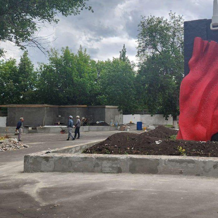 Владимирцы продолжают ремонтные работы на Аллее Славы в Кировском Владимирцы продолжают ремонтные работы на Аллее Славы в Кировском