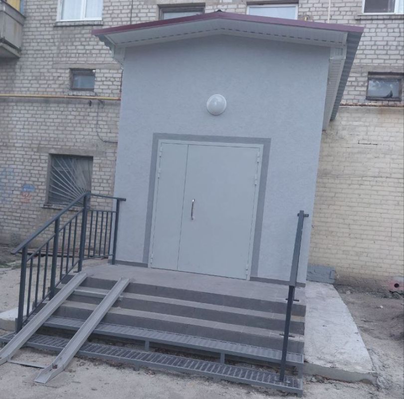 В Снежном завершается ремонт входных групп подъездов дома на ул Гагарина В Снежном завершается ремонт входных групп подъездов дома на ул Гагарина