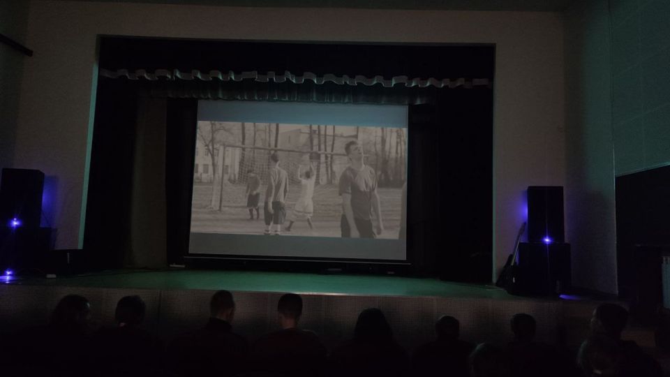 В рамках партийного проекта «Детский спорт» Всероссийской политической партии «Единая Россия» в клубе села Бирюки состоялся показ спортивного фильма «Блокадный футбол», который является отличным примером того, как спорт... В рамках партийного проекта «Детский спорт» Всероссийской политической партии «Единая Россия» в клубе села Бирюки состоялся показ спортивного фильма «Блокадный футбол», который является отличным примером того, как спорт...