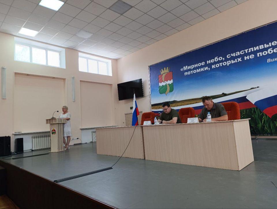 Игорь Лызов: Рабочая встреча по вопросам чистоты и порядка в Амвросиевке Игорь Лызов: Рабочая встреча по вопросам чистоты и порядка в Амвросиевке