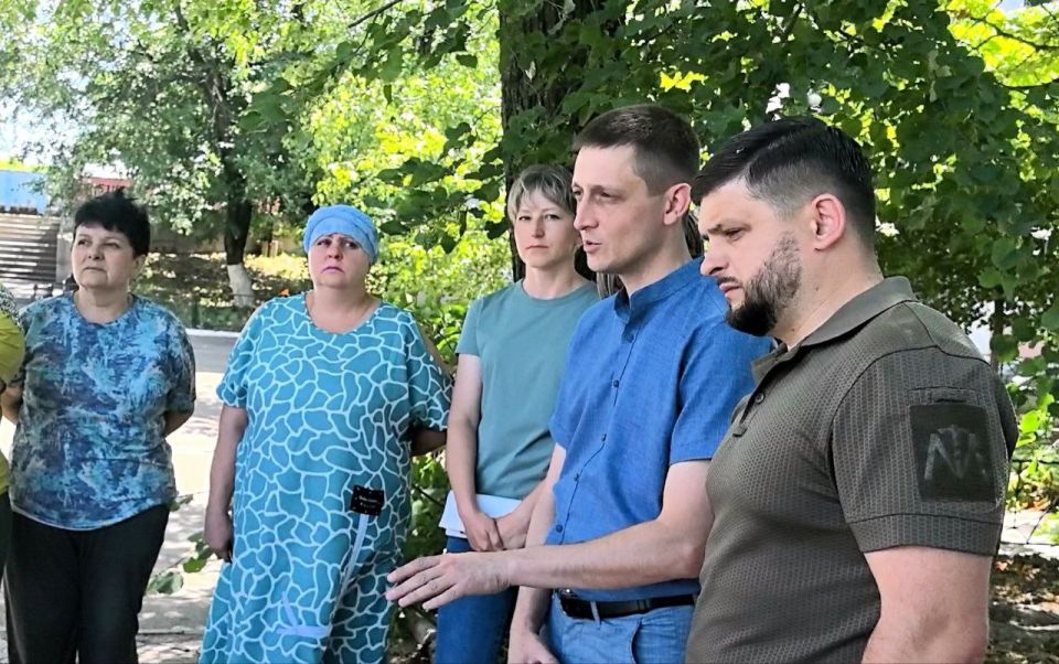Александр Бондаренко: Как продвигается ремонт дорог и какие пожелания у местных жителей к дорожным работам узнал в ходе рабочей поездки в Кировский район Донецка Александр Бондаренко: Как продвигается ремонт дорог и какие пожелания у местных жителей к дорожным работам узнал в ходе рабочей поездки в Кировский район Донецка