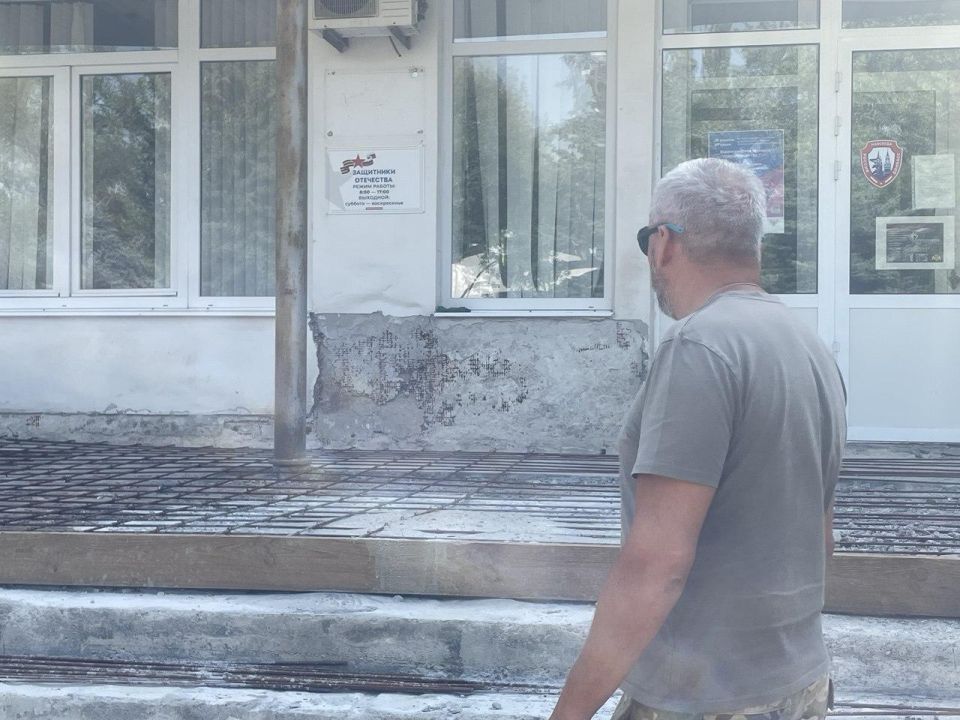 Представитель Магаданской области проверил ход ремонта входа в здание филиала фонда «Защитники Отечества» в Ждановке Представитель Магаданской области проверил ход ремонта входа в здание филиала фонда «Защитники Отечества» в Ждановке