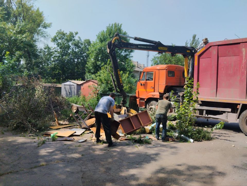 В Кировском внутригородском районе продолжаются работы по санитарному содержанию территории В Кировском внутригородском районе продолжаются работы по санитарному содержанию территории