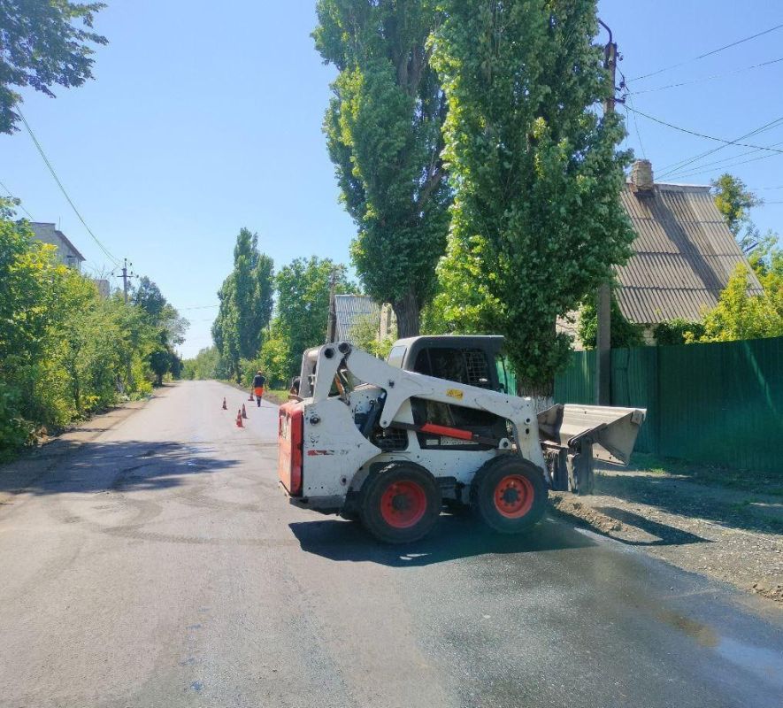 Регионы-шефы продолжают ремонтировать дороги в Енакиево, Дебальцево, Мангушском округе Регионы-шефы продолжают ремонтировать дороги в Енакиево, Дебальцево, Мангушском округе