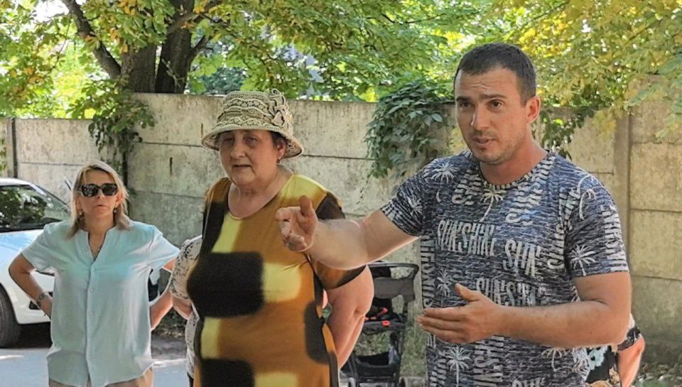 Александр Бондаренко: Продолжая объезд наших ремонтируемых дорожных объектов, заехал на хутор Широкий в Ленинском районе Донецка, где ремонтируем улицу Днестровскую Александр Бондаренко: Продолжая объезд наших ремонтируемых дорожных объектов, заехал на хутор Широкий в Ленинском районе Донецка, где ремонтируем улицу Днестровскую