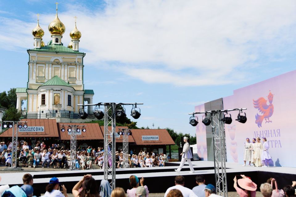 Новую модную коллекцию «Просторы Донбасса» повезли студенты ДонНУЭТ на международный фестиваль в Плёс на Волге! Новую модную коллекцию «Просторы Донбасса» повезли студенты ДонНУЭТ на международный фестиваль в Плёс на Волге!