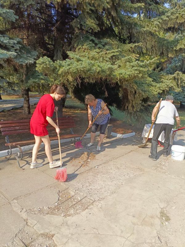11 июля 2025 г. работники МБУ "МИРОНОВСКИЙ ПОСЕЛКОВЫЙ ДК" приняли участие в субботнике 11 июля 2025 г. работники МБУ "МИРОНОВСКИЙ ПОСЕЛКОВЫЙ ДК" приняли участие в субботнике