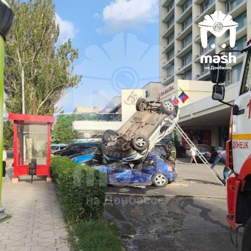 Легковушка врезалась в припаркованную машину и перевернулась возле гостиницы на Набережной в Донецке Легковушка врезалась в припаркованную машину и перевернулась возле гостиницы на Набережной в Донецке