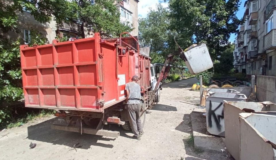 Кузбасская спецтехника помогает на дорогах Горловки Кузбасская спецтехника помогает на дорогах Горловки
