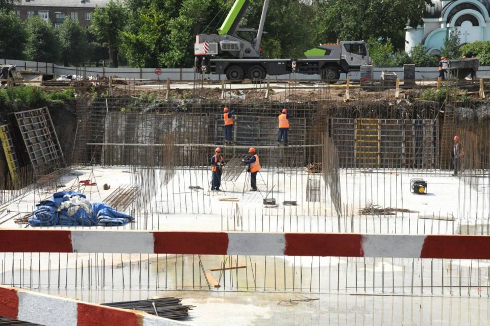 Возле сквера «Авангард» в Макеевке строят новый бассейн Возле сквера «Авангард» в Макеевке строят новый бассейн