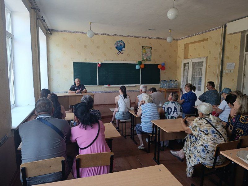 11 июля в Червоногвардейском районе депутат Народного Совета ДНР по поддержке участников специальной военной операции Дмитрий Огилец провел встречу с жителями жилого массива Крупской в помещении ГБОУ «Основная школа № 25... 11 июля в Червоногвардейском районе депутат Народного Совета ДНР по поддержке участников специальной военной операции Дмитрий Огилец провел встречу с жителями жилого массива Крупской в помещении ГБОУ «Основная школа № 25...