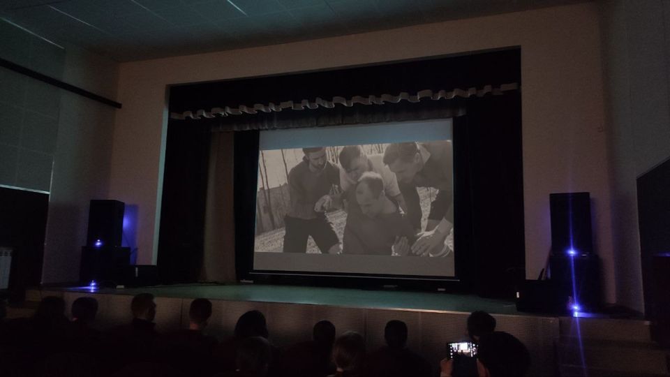 В рамках партийного проекта «Детский спорт» Всероссийской политической партии «Единая Россия» в клубе села Бирюки состоялся показ спортивного фильма «Блокадный футбол», который является отличным примером того, как спорт... В рамках партийного проекта «Детский спорт» Всероссийской политической партии «Единая Россия» в клубе села Бирюки состоялся показ спортивного фильма «Блокадный футбол», который является отличным примером того, как спорт...