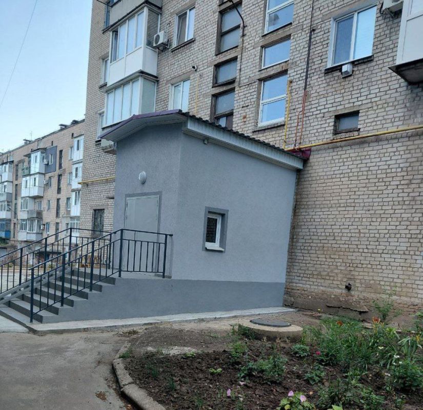 В Снежном завершается ремонт входных групп подъездов дома на ул Гагарина В Снежном завершается ремонт входных групп подъездов дома на ул Гагарина
