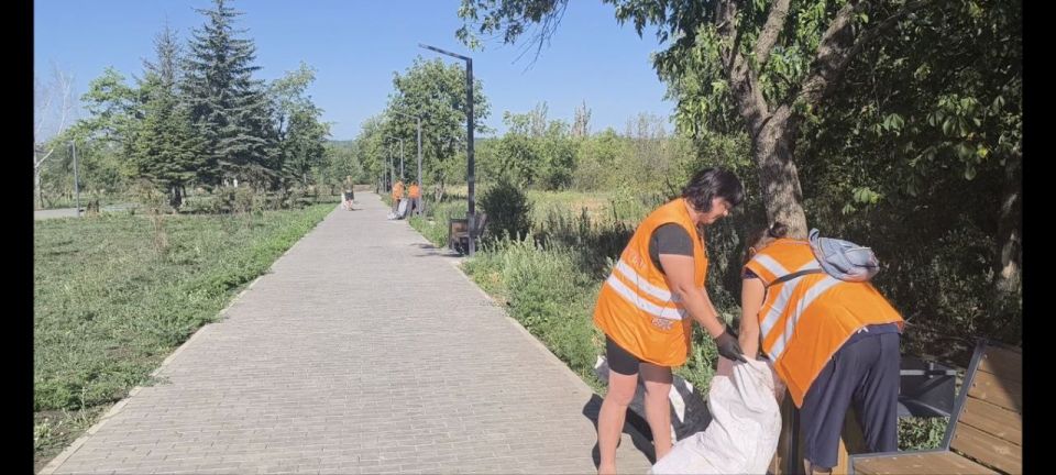 МУП администрации города Тореза "Благоустройство" продолжает выполнять работы по покосу сорных и карантинных трав, а также благоустройство территории городского округа Торез МУП администрации города Тореза "Благоустройство" продолжает выполнять работы по покосу сорных и карантинных трав, а также благоустройство территории городского округа Торез