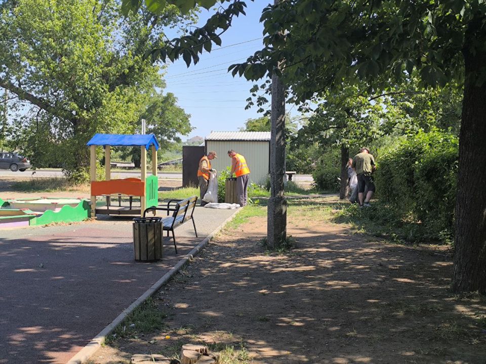 МУП администрации города Тореза "Благоустройство" продолжает выполнять работы по покосу сорных и карантинных трав, а также благоустройство территории городского округа Торез МУП администрации города Тореза "Благоустройство" продолжает выполнять работы по покосу сорных и карантинных трав, а также благоустройство территории городского округа Торез