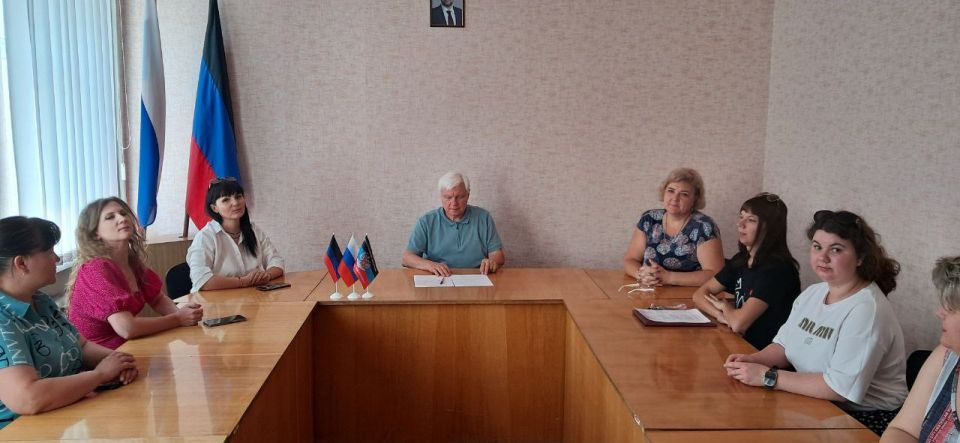 Сегодня, 11 июля, в Центрально-Городском внутригородском районе городского округа Макеевка состоялось плановое собрание секретарей первичных отделений Общественного Движения «Донецкая Республика» Сегодня, 11 июля, в Центрально-Городском внутригородском районе городского округа Макеевка состоялось плановое собрание секретарей первичных отделений Общественного Движения «Донецкая Республика»