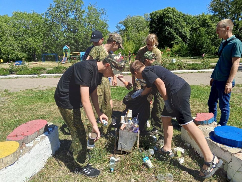 Юнармейцы отрядов ВПК имени А. Арсененко и ВПК "Оплот" ВВПОД "МОЛОДАЯ ГВАРДИЯ - ЮНАРМИЯ" провели субботник в Комсомольском парке, на благоустроение которого также присоединились дети, стоящие на учете в полиции Юнармейцы отрядов ВПК имени А. Арсененко и ВПК "Оплот" ВВПОД "МОЛОДАЯ ГВАРДИЯ - ЮНАРМИЯ" провели субботник в Комсомольском парке, на благоустроение которого также присоединились дети, стоящие на учете в полиции