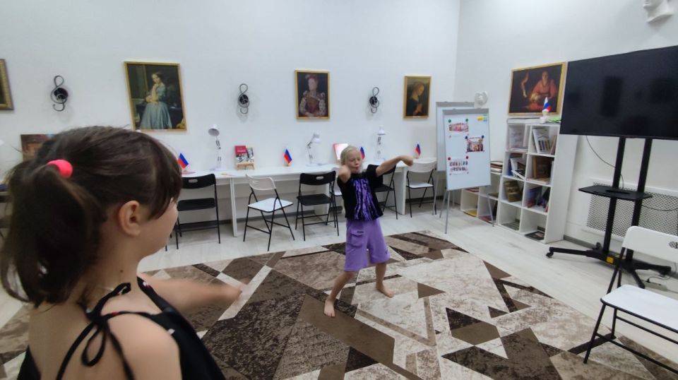 12 июля в Центре Детского Творчества "PROДетство" при Музее истории села Старченково царило настоящее летнее волшебство! Дети дали волю фантазии на занятии "Чудо лето", создавая яркие портреты любимого времени года из самых... 12 июля в Центре Детского Творчества "PROДетство" при Музее истории села Старченково царило настоящее летнее волшебство! Дети дали волю фантазии на занятии "Чудо лето", создавая яркие портреты любимого времени года из самых...