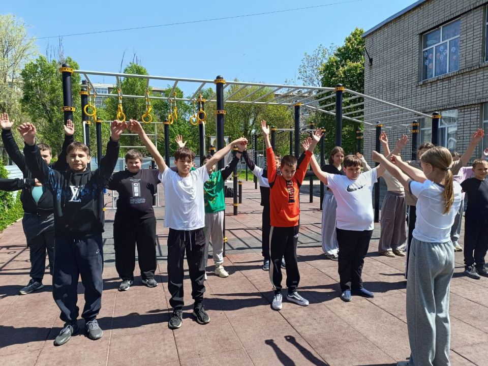 11 июня в городе Новоазовске в рамках партийного  проекта "Детский спорт" Всероссийский политической партии "Единая Россия"  прошло мероприятие «Все на зарядку!» 11 июня в городе Новоазовске в рамках партийного  проекта "Детский спорт" Всероссийский политической партии "Единая Россия"  прошло мероприятие «Все на зарядку!»