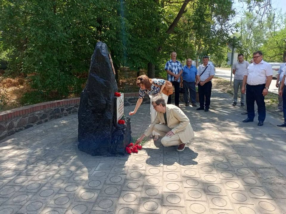 Участники круглого стола «Крымская война в исторической памяти жителей Приазовья», посвящённого 170-летию боя у Кривой Косы, возложили цветы памятнику донским казакам-основателям Новоазовска Участники круглого стола «Крымская война в исторической памяти жителей Приазовья», посвящённого 170-летию боя у Кривой Косы, возложили цветы памятнику донским казакам-основателям Новоазовска