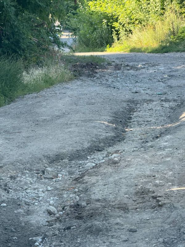 От печальной жизни без дорог и света на улице Радостной в Донецке три года страдают жители От печальной жизни без дорог и света на улице Радостной в Донецке три года страдают жители