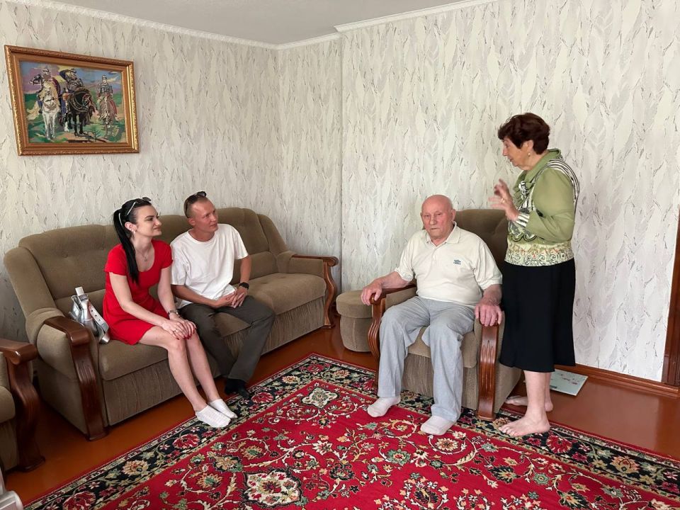 «Бриллиантовая встреча». Депутат Енакиевского городского совета Владислав Красильников совместно с супругой посетили замечательную семейную пару Николая Григорьевича и Марию Тимофеевну Рыженковых, чтобы поздравить их с... «Бриллиантовая встреча». Депутат Енакиевского городского совета Владислав Красильников совместно с супругой посетили замечательную семейную пару Николая Григорьевича и Марию Тимофеевну Рыженковых, чтобы поздравить их с...
