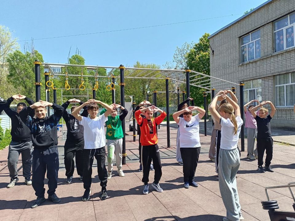 11 июня в городе Новоазовске в рамках партийного  проекта "Детский спорт" Всероссийский политической партии "Единая Россия"  прошло мероприятие «Все на зарядку!» 11 июня в городе Новоазовске в рамках партийного  проекта "Детский спорт" Всероссийский политической партии "Единая Россия"  прошло мероприятие «Все на зарядку!»