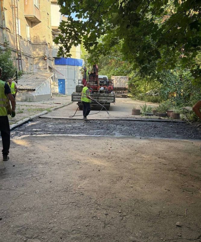 В Киевском районе Донецка после ремонта дороги жители вышли на субботник В Киевском районе Донецка после ремонта дороги жители вышли на субботник