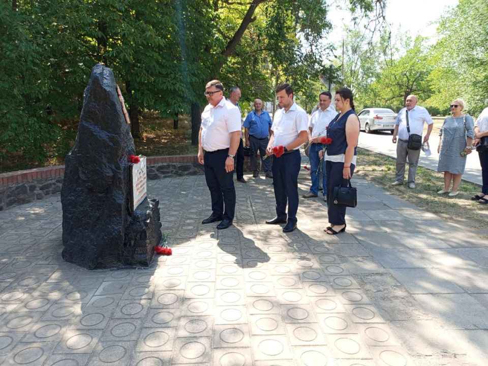 Участники круглого стола «Крымская война в исторической памяти жителей Приазовья», посвящённого 170-летию боя у Кривой Косы, возложили цветы памятнику донским казакам-основателям Новоазовска Участники круглого стола «Крымская война в исторической памяти жителей Приазовья», посвящённого 170-летию боя у Кривой Косы, возложили цветы памятнику донским казакам-основателям Новоазовска