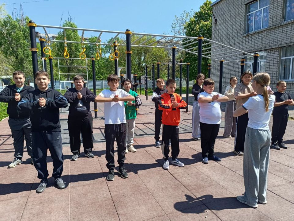 11 июня в городе Новоазовске в рамках партийного  проекта "Детский спорт" Всероссийский политической партии "Единая Россия"  прошло мероприятие «Все на зарядку!» 11 июня в городе Новоазовске в рамках партийного  проекта "Детский спорт" Всероссийский политической партии "Единая Россия"  прошло мероприятие «Все на зарядку!»
