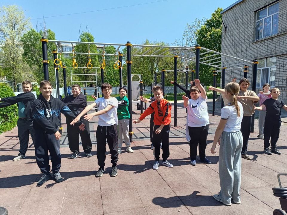 11 июня в городе Новоазовске в рамках партийного  проекта "Детский спорт" Всероссийский политической партии "Единая Россия"  прошло мероприятие «Все на зарядку!» 11 июня в городе Новоазовске в рамках партийного  проекта "Детский спорт" Всероссийский политической партии "Единая Россия"  прошло мероприятие «Все на зарядку!»