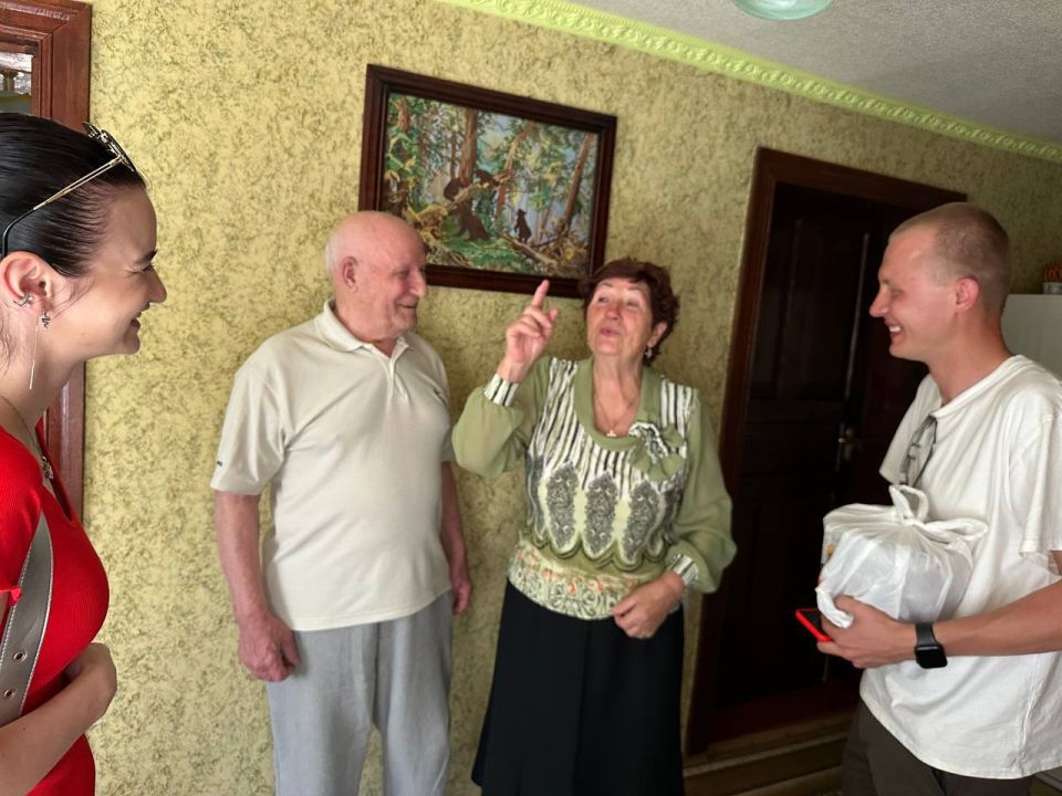 «Бриллиантовая встреча». Депутат Енакиевского городского совета Владислав Красильников совместно с супругой посетили замечательную семейную пару Николая Григорьевича и Марию Тимофеевну Рыженковых, чтобы поздравить их с... «Бриллиантовая встреча». Депутат Енакиевского городского совета Владислав Красильников совместно с супругой посетили замечательную семейную пару Николая Григорьевича и Марию Тимофеевну Рыженковых, чтобы поздравить их с...