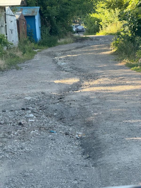 От печальной жизни без дорог и света на улице Радостной в Донецке три года страдают жители От печальной жизни без дорог и света на улице Радостной в Донецке три года страдают жители