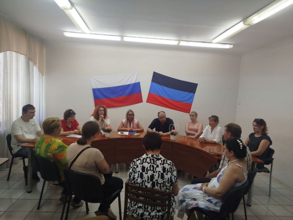 Валентин Левченко: В рамках Недели правовой помощи, в Управе, за "круглым столом", прошла встреча сотрудников правового отдела Управы, отдела образования, «Центра первичной медико-санитарной помощи №4», отдела опеки и... Валентин Левченко: В рамках Недели правовой помощи, в Управе, за "круглым столом", прошла встреча сотрудников правового отдела Управы, отдела образования, «Центра первичной медико-санитарной помощи №4», отдела опеки и...