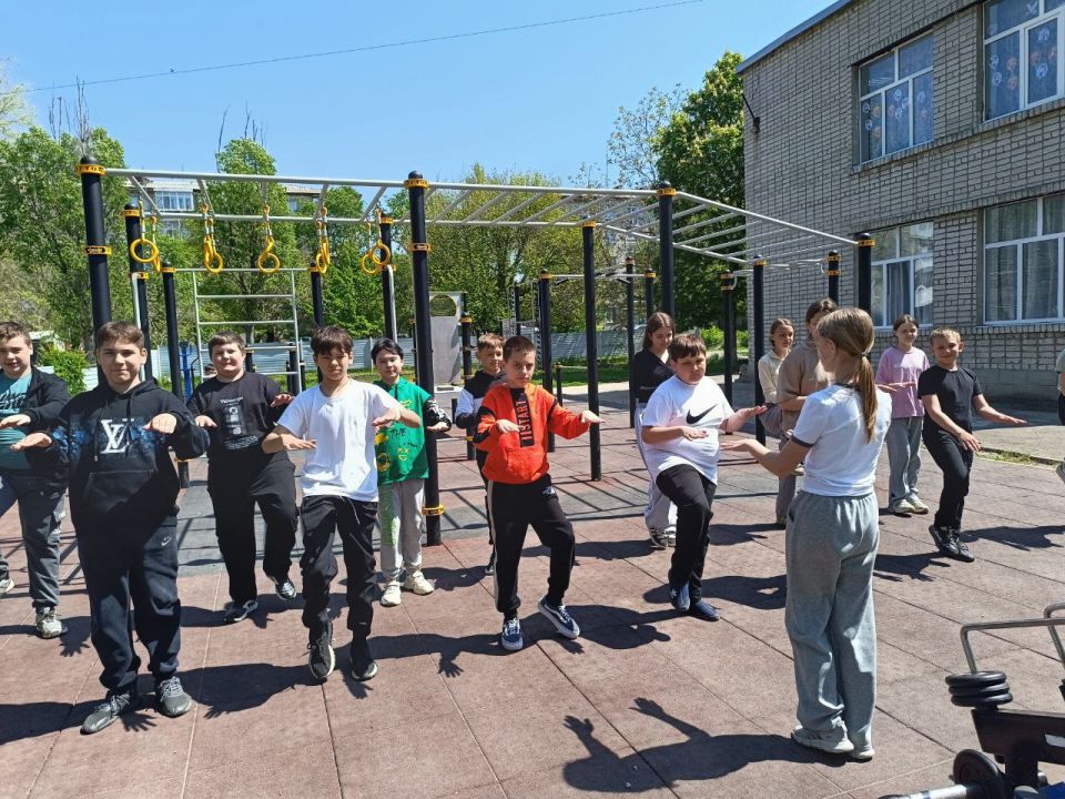 11 июня в городе Новоазовске в рамках партийного  проекта "Детский спорт" Всероссийский политической партии "Единая Россия"  прошло мероприятие «Все на зарядку!» 11 июня в городе Новоазовске в рамках партийного  проекта "Детский спорт" Всероссийский политической партии "Единая Россия"  прошло мероприятие «Все на зарядку!»