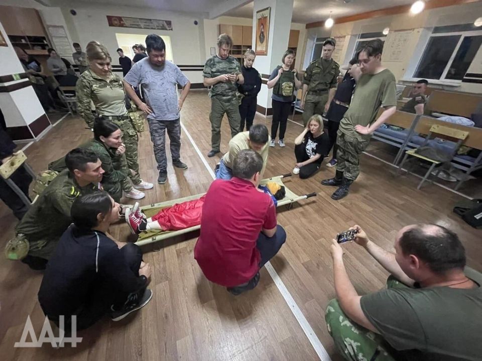 Под гусеницами танка, с аптечкой на боку Под гусеницами танка, с аптечкой на боку