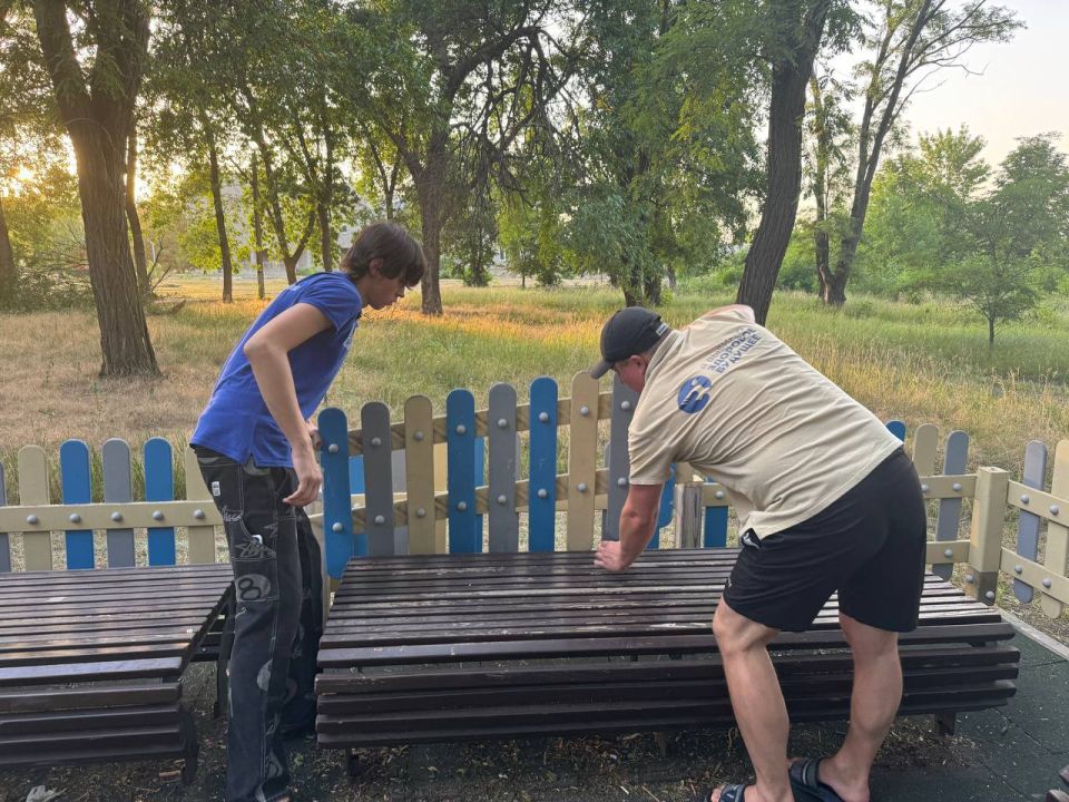 Денис Зубов: Уборка детской площадки. По поручению Главы ДНР Дениса Пушилина в городском округе Иловайск состоялся субботник на детской площадке, в рамках разработанного плана, направленного на предотвращение актов... Денис Зубов: Уборка детской площадки. По поручению Главы ДНР Дениса Пушилина в городском округе Иловайск состоялся субботник на детской площадке, в рамках разработанного плана, направленного на предотвращение актов...