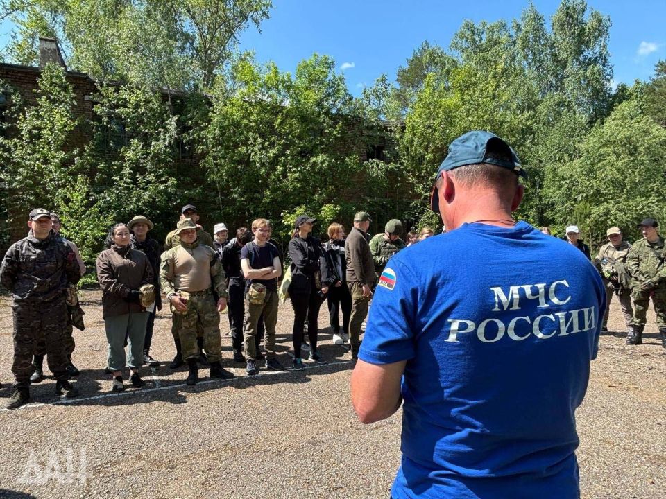 Под гусеницами танка, с аптечкой на боку Под гусеницами танка, с аптечкой на боку