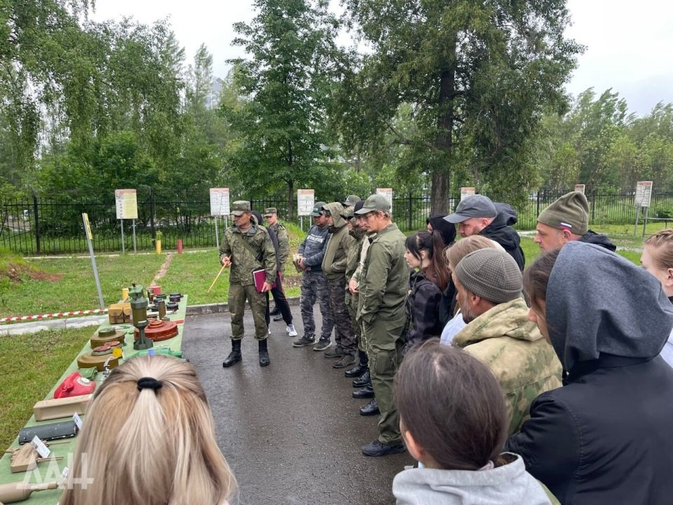 Под гусеницами танка, с аптечкой на боку Под гусеницами танка, с аптечкой на боку