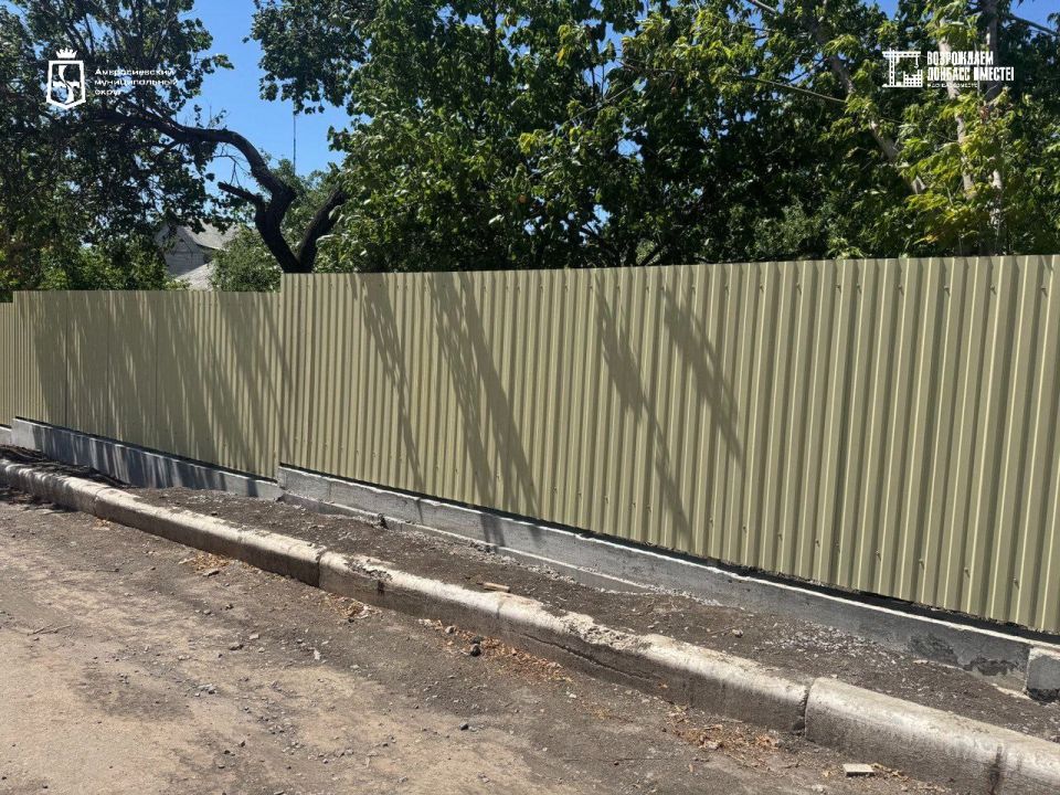 В Амвросиевке продолжаются работы по благоустройству территории детского сада «Теремок» В Амвросиевке продолжаются работы по благоустройству территории детского сада «Теремок»