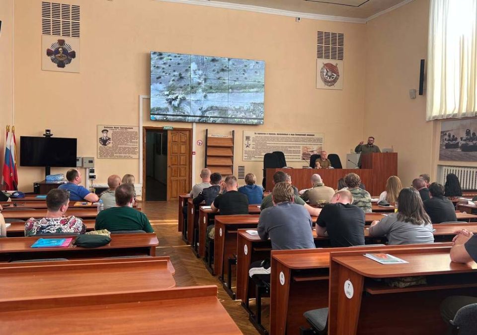 Под гусеницами танка, с аптечкой на боку Под гусеницами танка, с аптечкой на боку