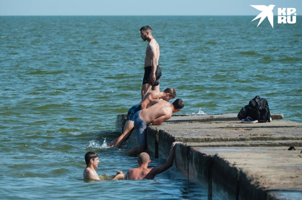 Фотокорреспондент «Комсомолки» в 36-градусную жару прогулялся по пляжам Мариуполя Фотокорреспондент «Комсомолки» в 36-градусную жару прогулялся по пляжам Мариуполя