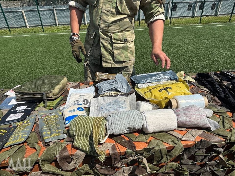 Под гусеницами танка, с аптечкой на боку Под гусеницами танка, с аптечкой на боку