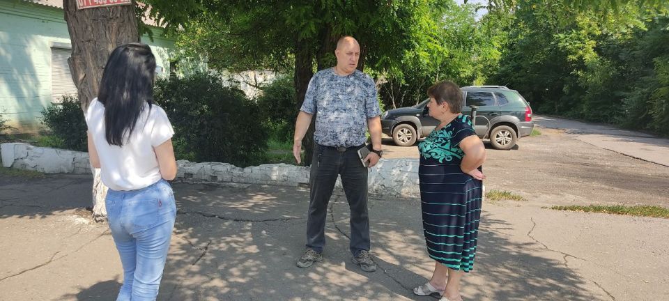 14 июля первый заместитель руководителя Управы Советского внутригородского района Администрации городского округа Макеевка Сергей Савельев провел встречу с населением ж/м им. Кирова, вблизи магазина Спутник 14 июля первый заместитель руководителя Управы Советского внутригородского района Администрации городского округа Макеевка Сергей Савельев провел встречу с населением ж/м им. Кирова, вблизи магазина Спутник