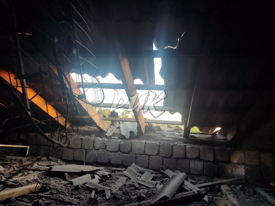 Иван Приходько: Последствия удара дрона ВФУ по кровле одного из многоквартирных домов в поселке шахты им. Н. А. Изотова (Никитовский район Горловки) сегодня вечером Иван Приходько: Последствия удара дрона ВФУ по кровле одного из многоквартирных домов в поселке шахты им. Н. А. Изотова (Никитовский район Горловки) сегодня вечером