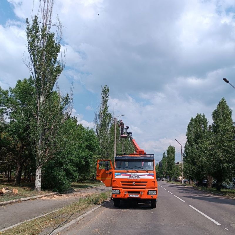 В Кировском устраняют последствия непогоды В Кировском устраняют последствия непогоды