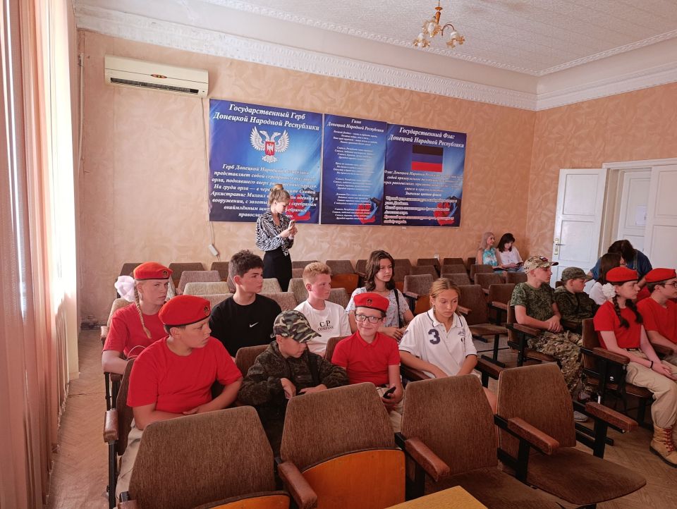 В рамках партпроекта «Выбирай свое» при содействии АНО «Фонд поддержки малого и среднего предпринимательства» в Снежном для партийцев прошла бизнес-игра «Стартап за три минуты» В рамках партпроекта «Выбирай свое» при содействии АНО «Фонд поддержки малого и среднего предпринимательства» в Снежном для партийцев прошла бизнес-игра «Стартап за три минуты»
